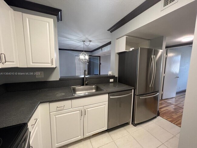 Foto del edificio - 649 E Sheridan St