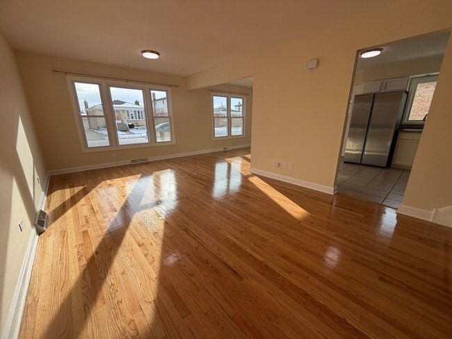 Building Photo - 3837 Emerson Dr