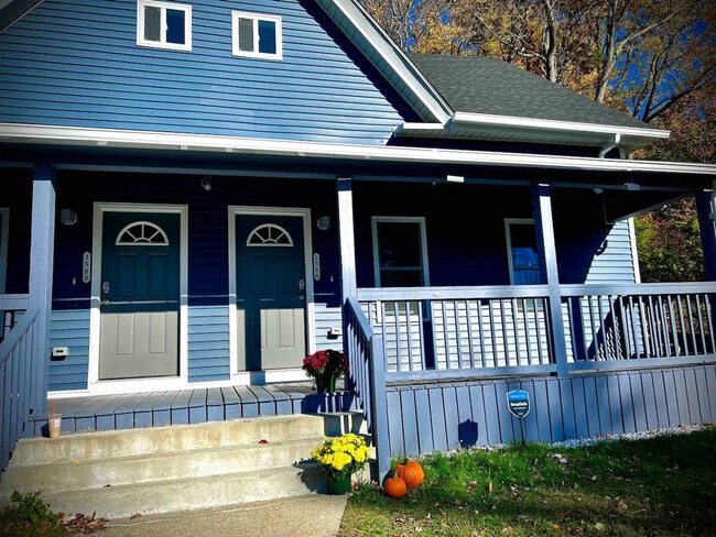 Building Photo - 1594 Main St