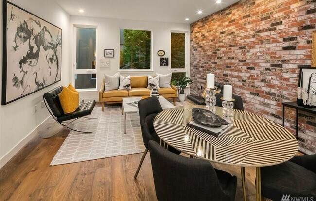 Foto del edificio - 2361 Minor Ave E