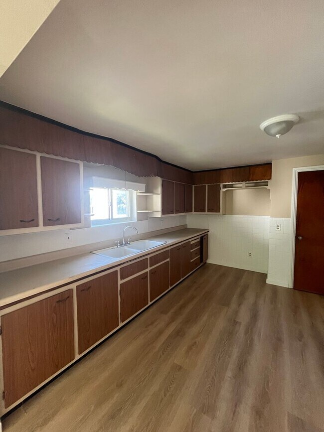 Building Photo - Comfortable 2-Bedroom Single-Family Home with Washer/Dryer Hookups
