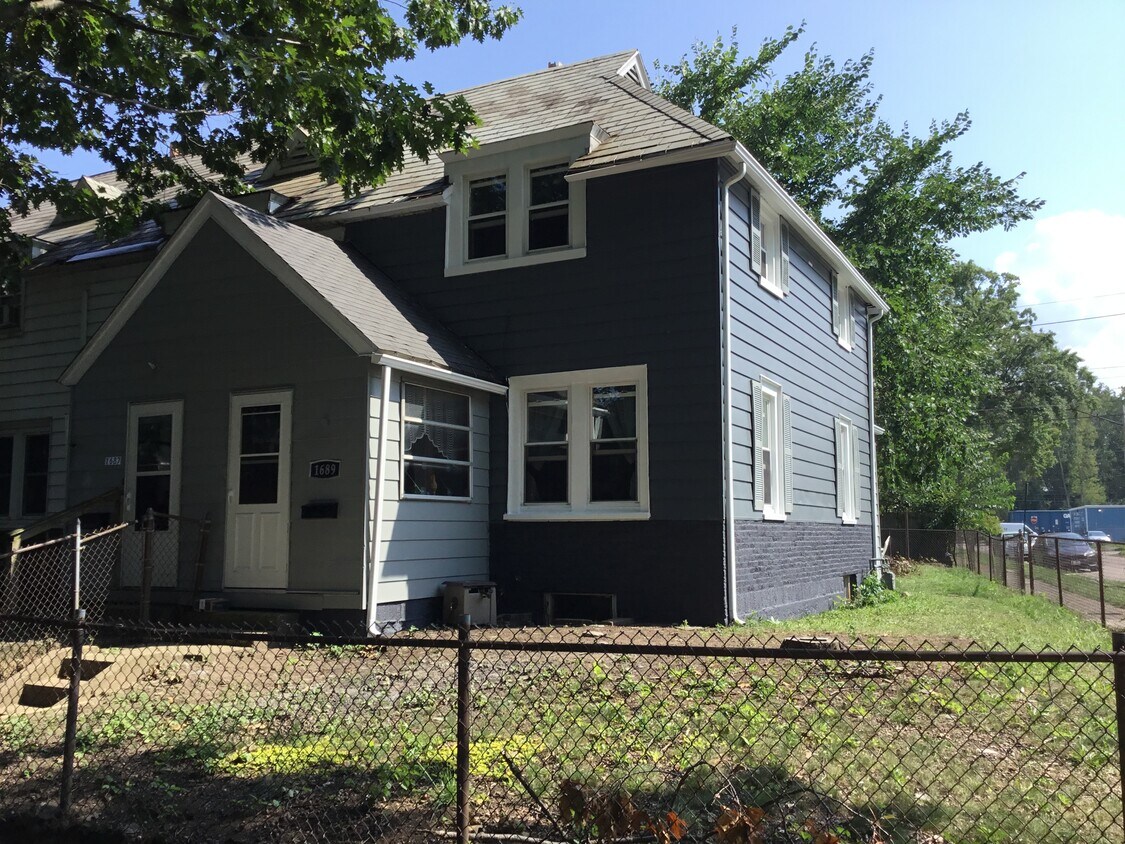 1689 W 14th St, Erie, PA 16505 Townhome Rentals in Erie PA