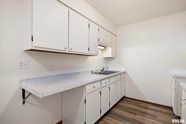 Foto del edificio - 1300 W Jeth Ct