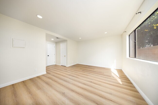 Foto del edificio - SPACIOUS 3 BED 2BATH UNIT LOCATED IN DESIRABLE MONTEREY PARK LOCATION!!