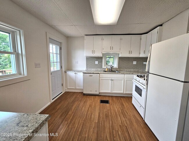 Foto del edificio - 2103 Hollister Ave