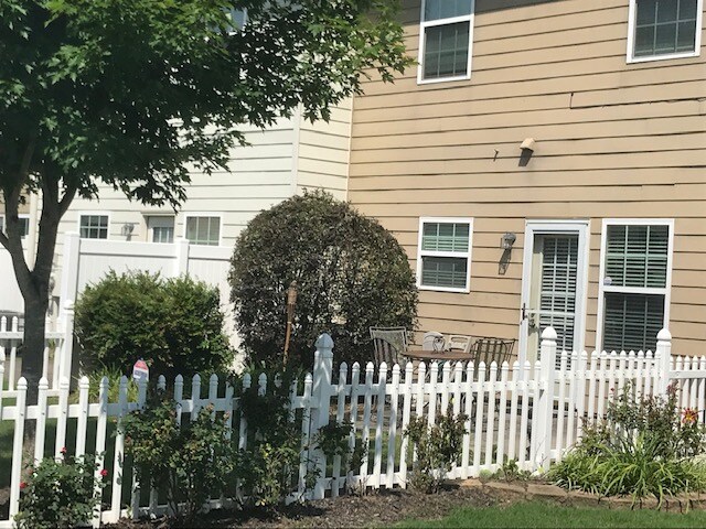 Foto del edificio - 6490 Whitebeam Trl