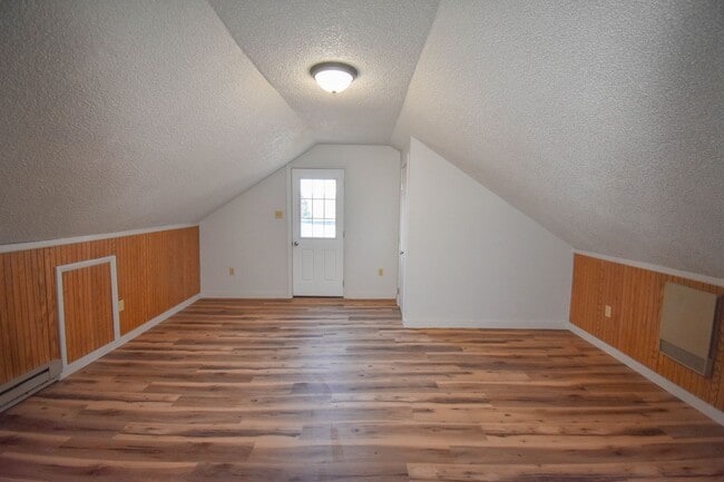 Building Photo - Studio Apartment in Mill Hall Close to Greenhouse!