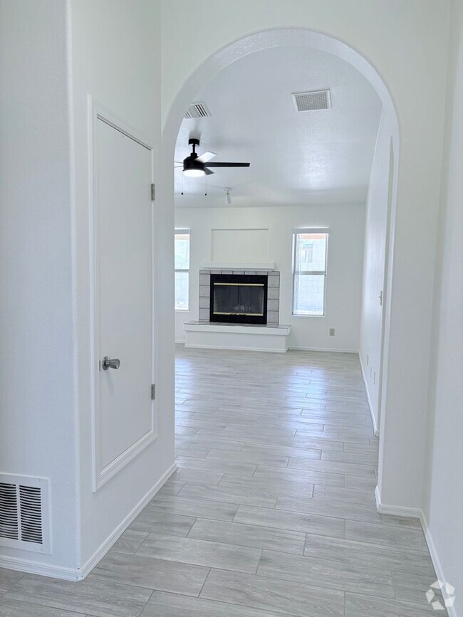 Building Photo - 8812 E Squaw Peak Dr