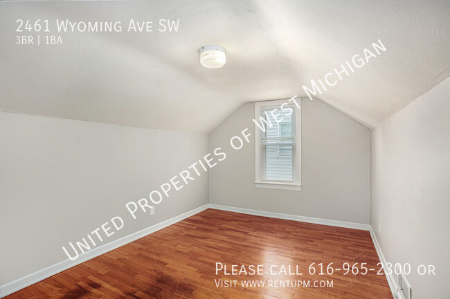Building Photo - Available Now | Cute 3 Bedroom 1 Bathroom ...