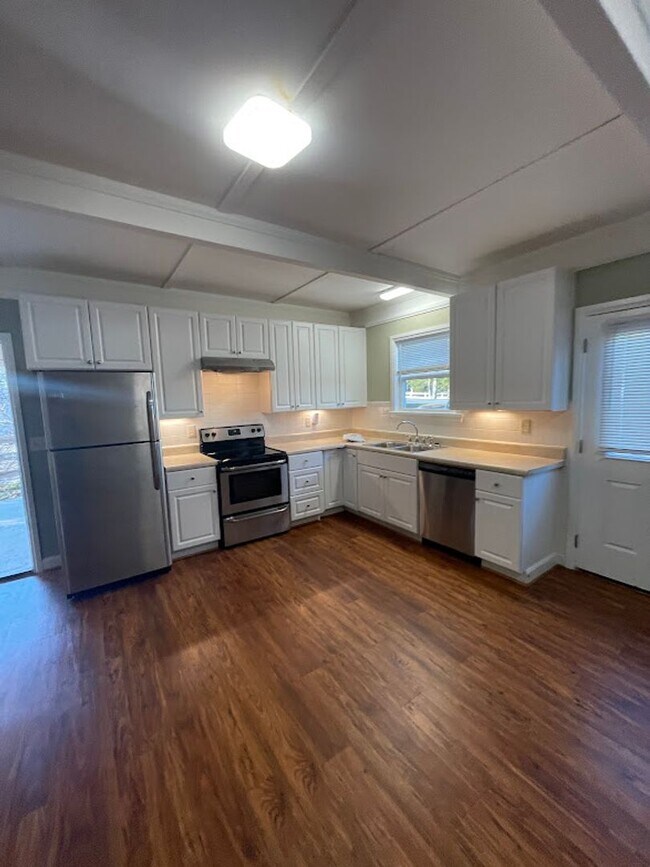 Building Photo - Cozy one bedroom just two minutes from Dow...