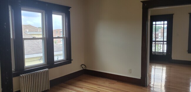 Building Photo - 119 Meadow St