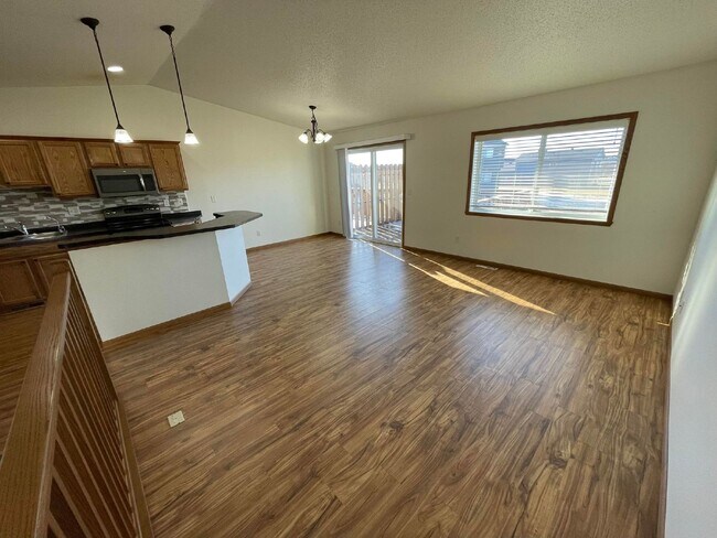 Foto del edificio - APPLICATION PENDING -- Modern & Spacious 3...