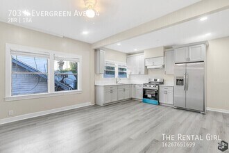 Building Photo - 703 N Evergreen Ave