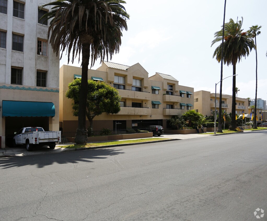 Foto del edificio - 326 S Manhattan Pl