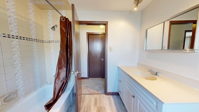 Photo du bâtiment - SPACIOUS THREE BEDROOM-2 BATHROOM TOWNHOME IN NORTH LONDON