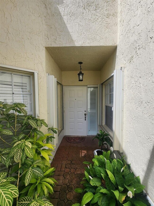 Building Photo - 6053 Heliconia Rd