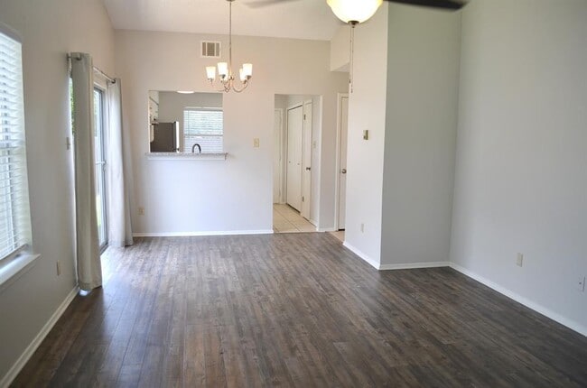 Foto del edificio - 8203 West Gate Blvd