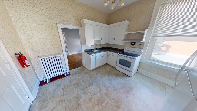 Building Photo - 2nd floor Apartment