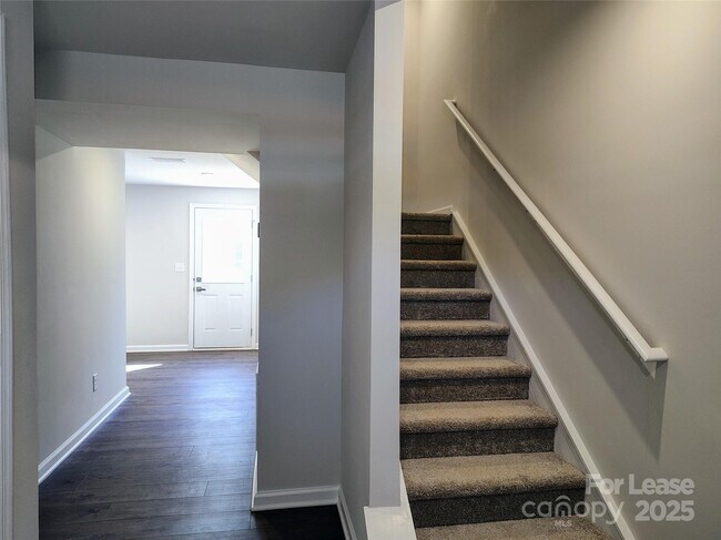 Foto del edificio - 8031 Sinnet Pl