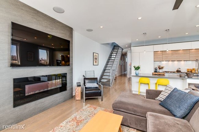 Foto del edificio - 3 br, 2 bath Condo - 2413 W Fullerton Ave