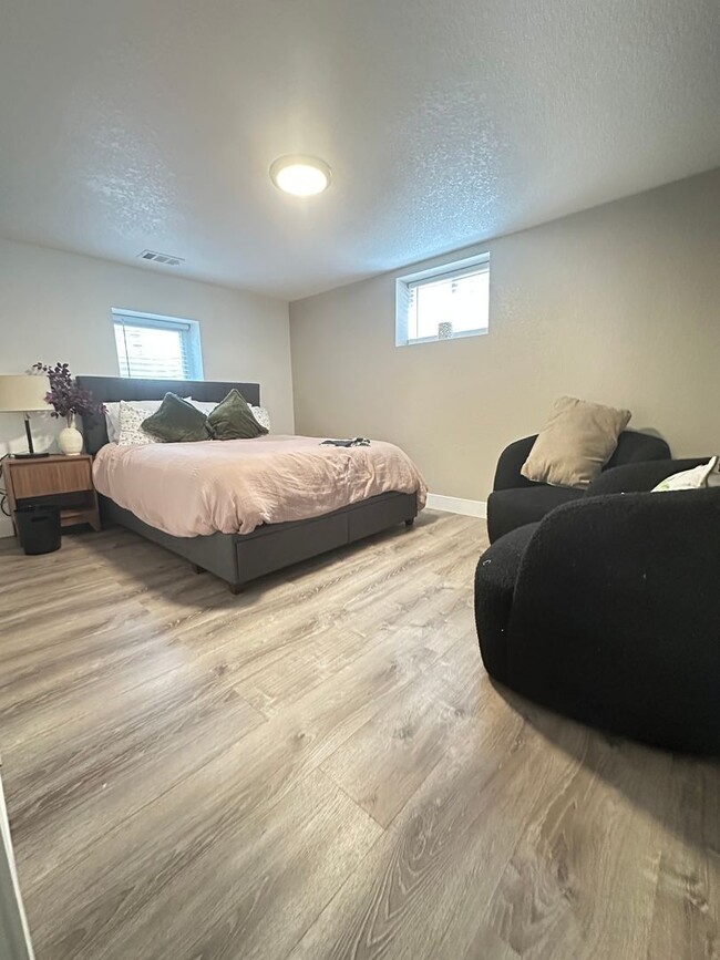 Building Photo - HOT TUB & Grill Shared backyard 2bedroom 1...