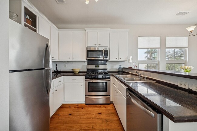 Building Photo - 725 Martin St