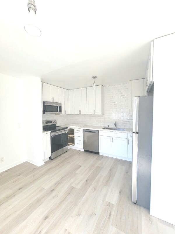 Building Photo - 2332 S Bentley Ave