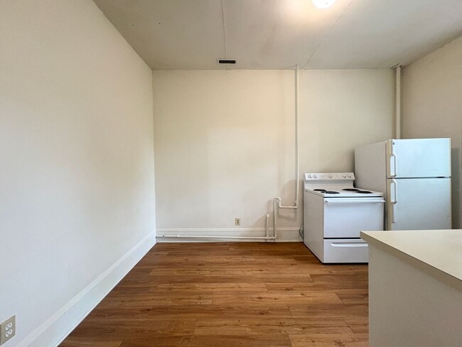 Building Photo - 1 Bedroom, 1 Bathroom Apartment in Greensboro!