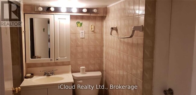 Building Photo - 547 Lauder Ave