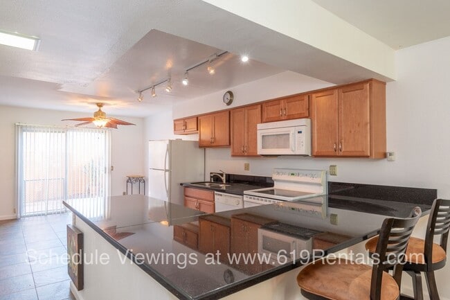 Building Photo - Beautiful 2 bedroom, 1.5 bath Townhouse wi...