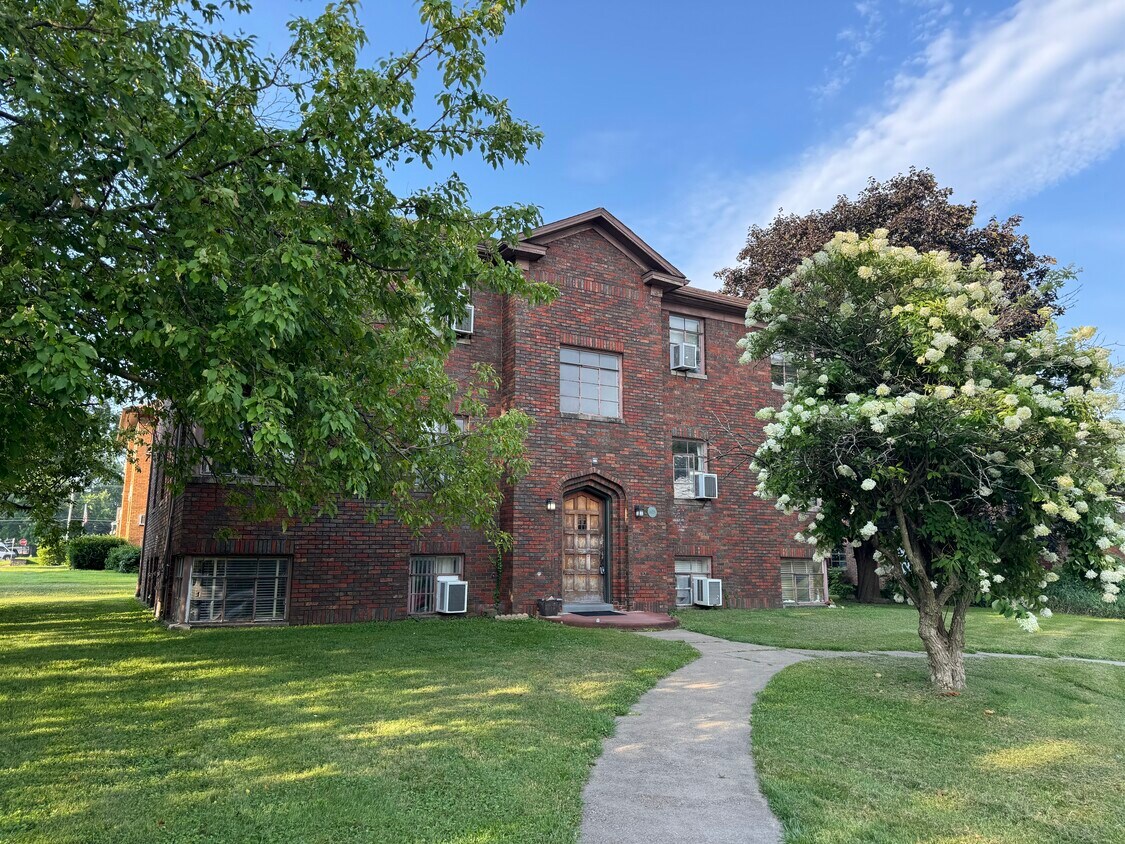 Foto principal - 405 W Columbia Ave