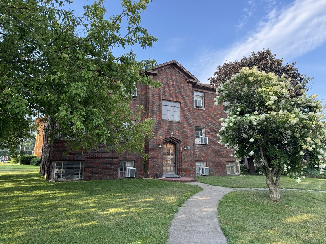 Primary Photo - 405 W Columbia Ave