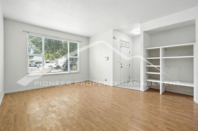 Foto del edificio - Beautiful Townhome With Garage and Central AC