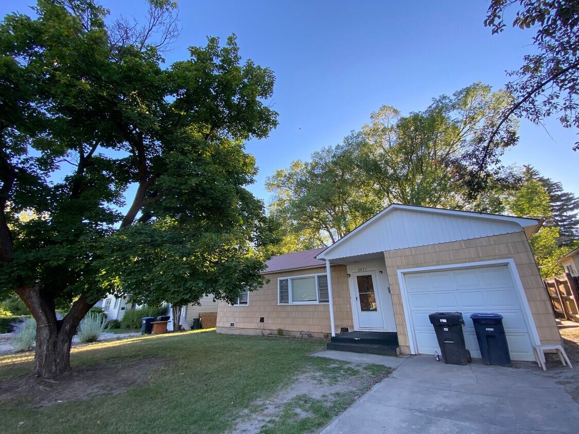 Primary Photo - Crestview Three Bedroom House with Garage