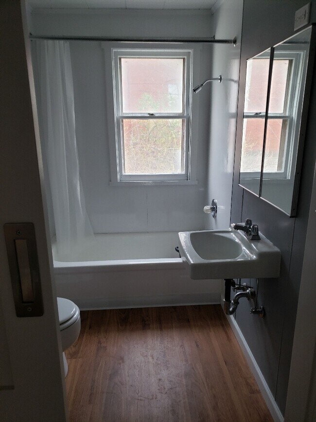 Foto del edificio - One Bedroom One Bath Duplex , Tenant only ...