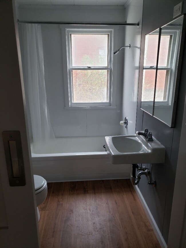 Building Photo - One Bedroom One Bath Duplex , Tenant only ...