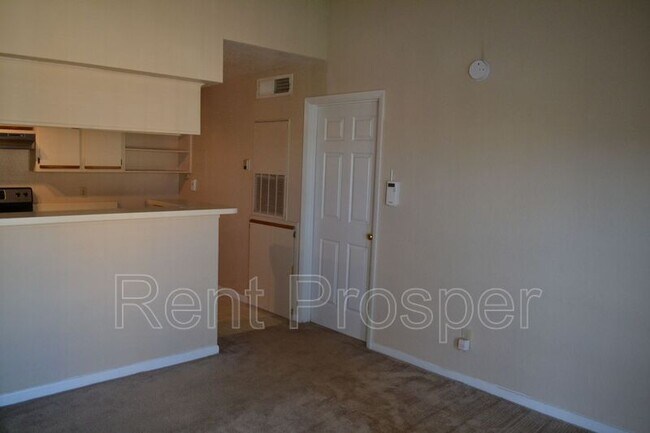 Foto del edificio - 5501 Rosebriar Way