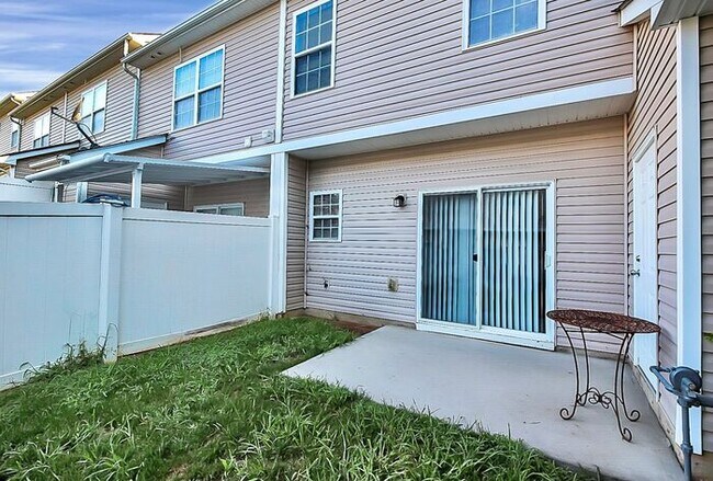 Building Photo - End Unit 3BD/2.5BA Townhome in Mill Creek!