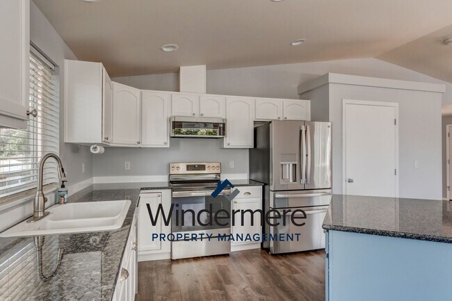 Building Photo - 3 Bed 2 Bath Pet Friendly Home