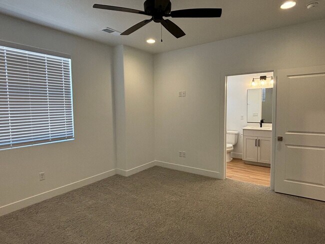 Foto del edificio - WOODLAND ESTATES:  Townhome - Excellent Lo...