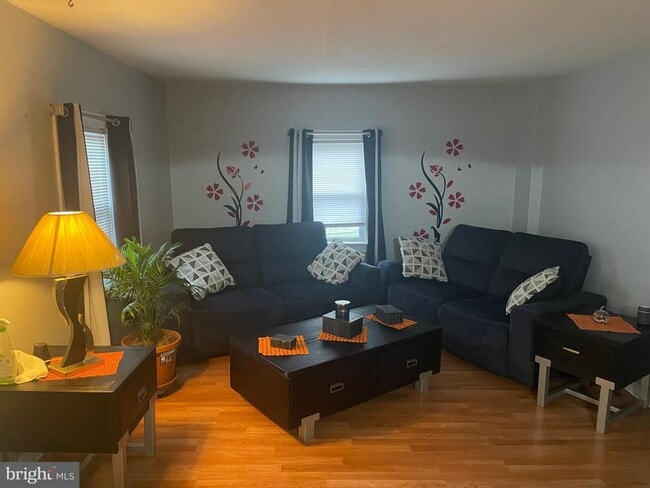 Foto del edificio - 695 W Kings Hwy