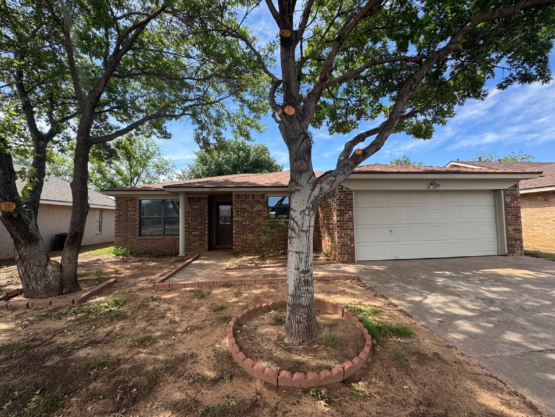Foto principal - Stunning 3-Bedroom Haven with Cozy Firepla...