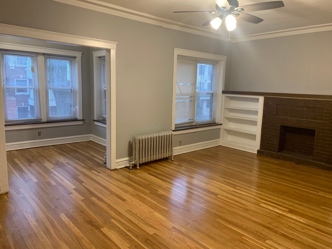 Living Room - 5352 N Winthrop Ave