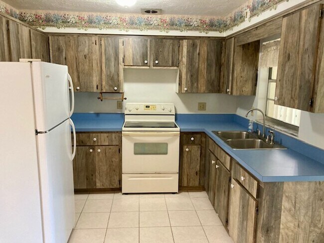 Foto del edificio - 2 bedroom, 1.5 bath home with carport