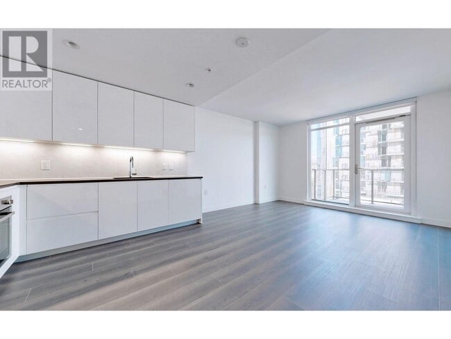 Photo du bâtiment - 8188-8188 Fraser St
