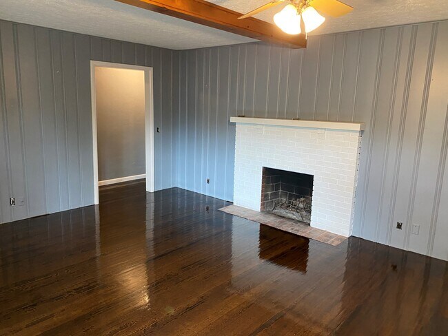 Building Photo - 211 Maevi Dr