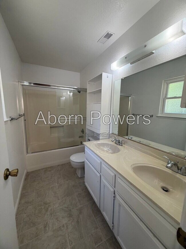Foto del edificio - 4819 Hillbrook Ct