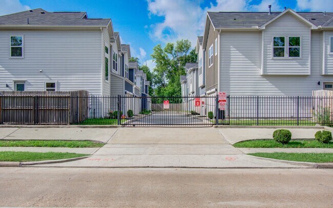 Foto del edificio - 1221 W Tidwell Rd