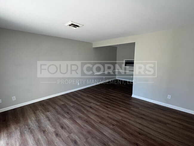 Building Photo - Lovely 2 Bedroom 1.5 Apartment