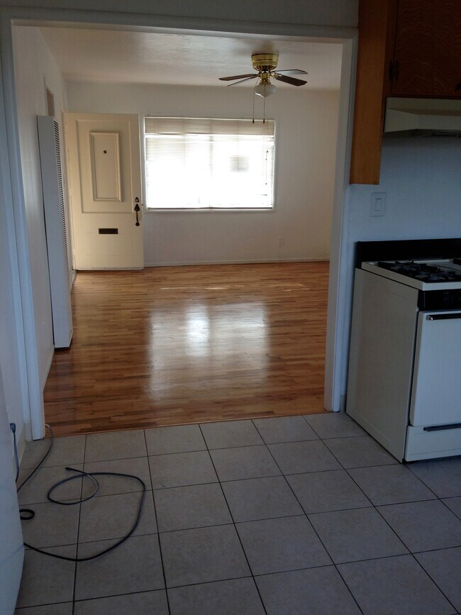Building Photo - 1073 Elm Ave